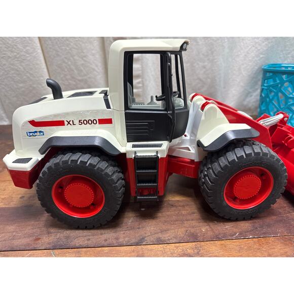 Bruder XL 5000 Wheel Loader Front End Loader 1:16 Scale 03410 Red & White Toy - Picture 7 of 13
